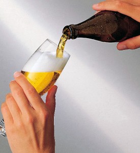 Glas schräg halten und Bier zügig einschenken.