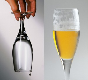 Das richtig gespülte Glas erkennt man am geschlossenen Wasserfilm nach dem Spülen und an den Schaumringen beim Austrinken.